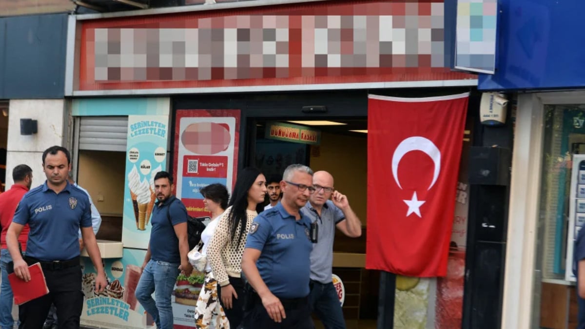 Adana’da Amerika menşeli fast food restoranu çalışanı bıçaklandı: Yemeğinizde bebek kanı var