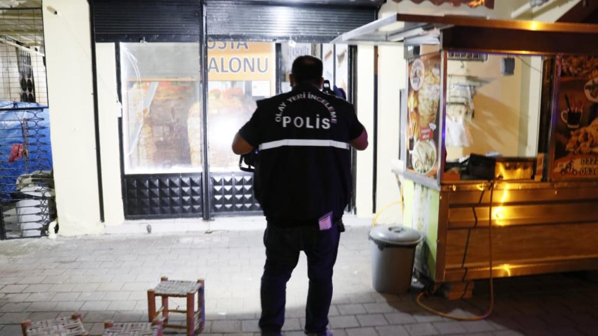 Adana’da dönerci dükkanına silahlı saldırıda baba ve oğul yaralandı