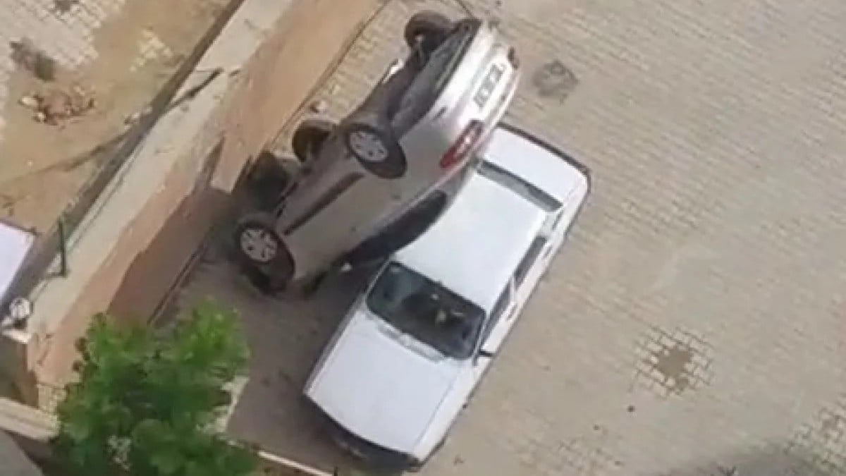 Adana’da geri yerine ileri vitese aldığı otomobiliyle otoparka düştü