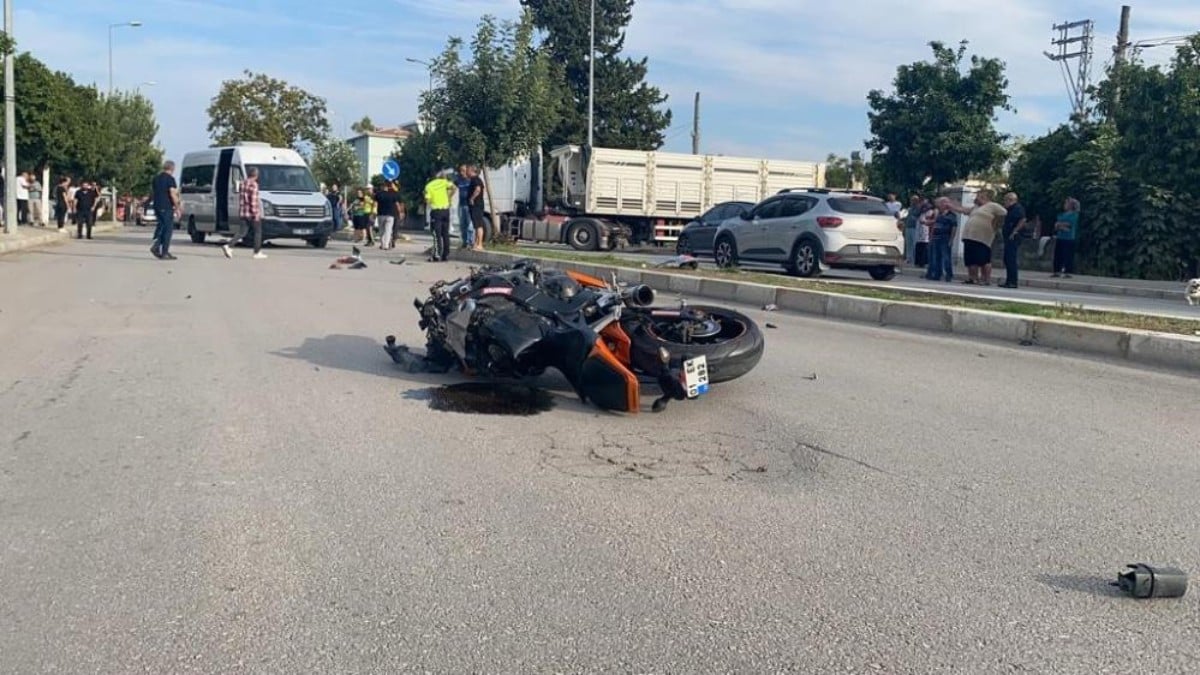 Adana’da minibüsle çarpışan motosikletteki 2 kişi can verdi
