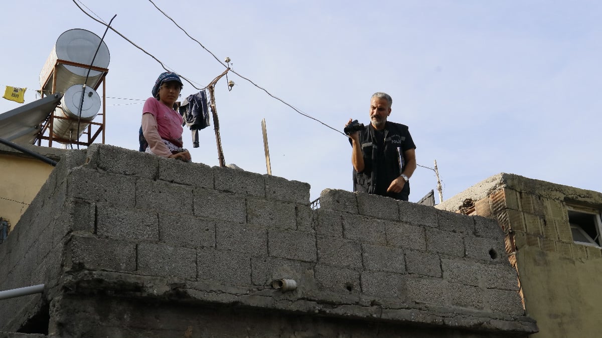 Adana’da terasa çıkan kız çocuğu vuruldu