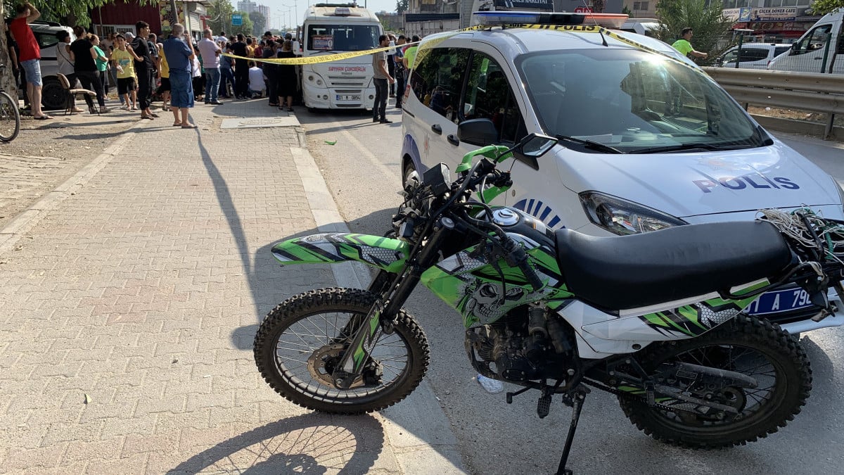 Adana’da yayaya ardından minibüse çarpan motosikletli can verdi