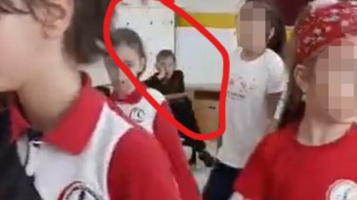 Afyonkarahisar’da okul gösterisinde dışlanan çocuğun provalarda da ayrı tutulduğu görüldü