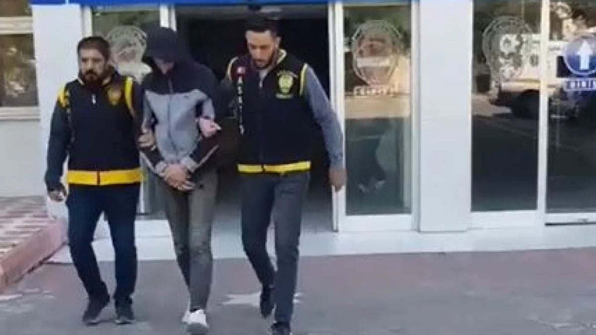 Aksaray’da boğazına bıçak dayadığı yaşlı kadının bileziğini çaldı