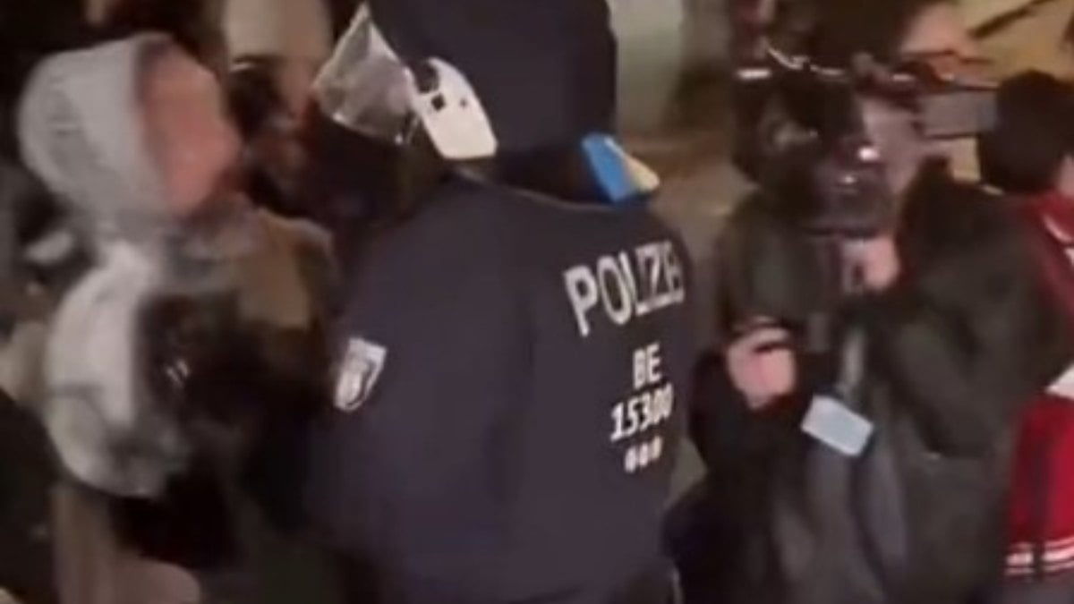 Alman polisinden Filistin’e destek veren göstericilere şiddet