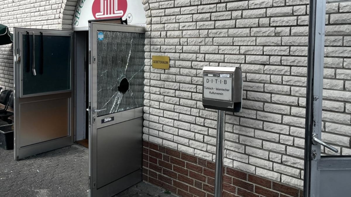 Almanya’da camiye taşlı saldırı düzenlendi