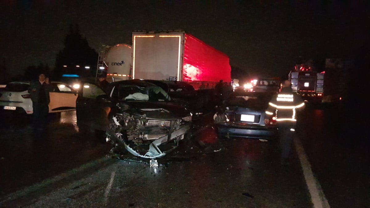 Anadolu Otoyolu Kocaeli geçişinde 26 araç kazaya karıştı: 2’si ağır 13 yaralı