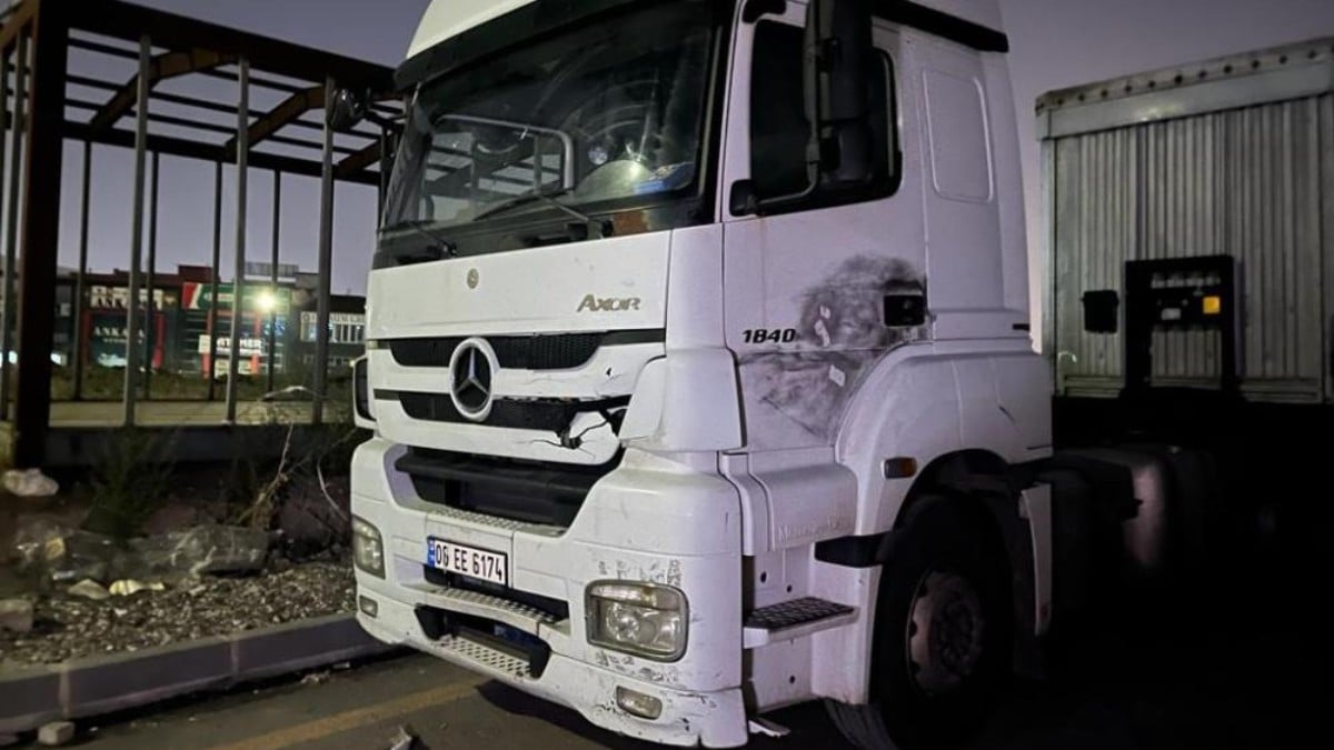 Ankara’da bir kişi tır ile dorse arasında sıkıştı