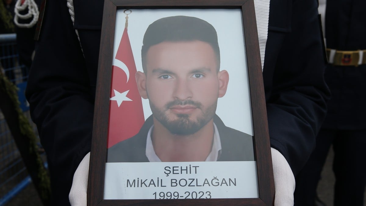 Ankara’da bombalı saldırı düzenleyen teröristlerin öldürdüğü veteriner son yolculuğuna uğurlandı