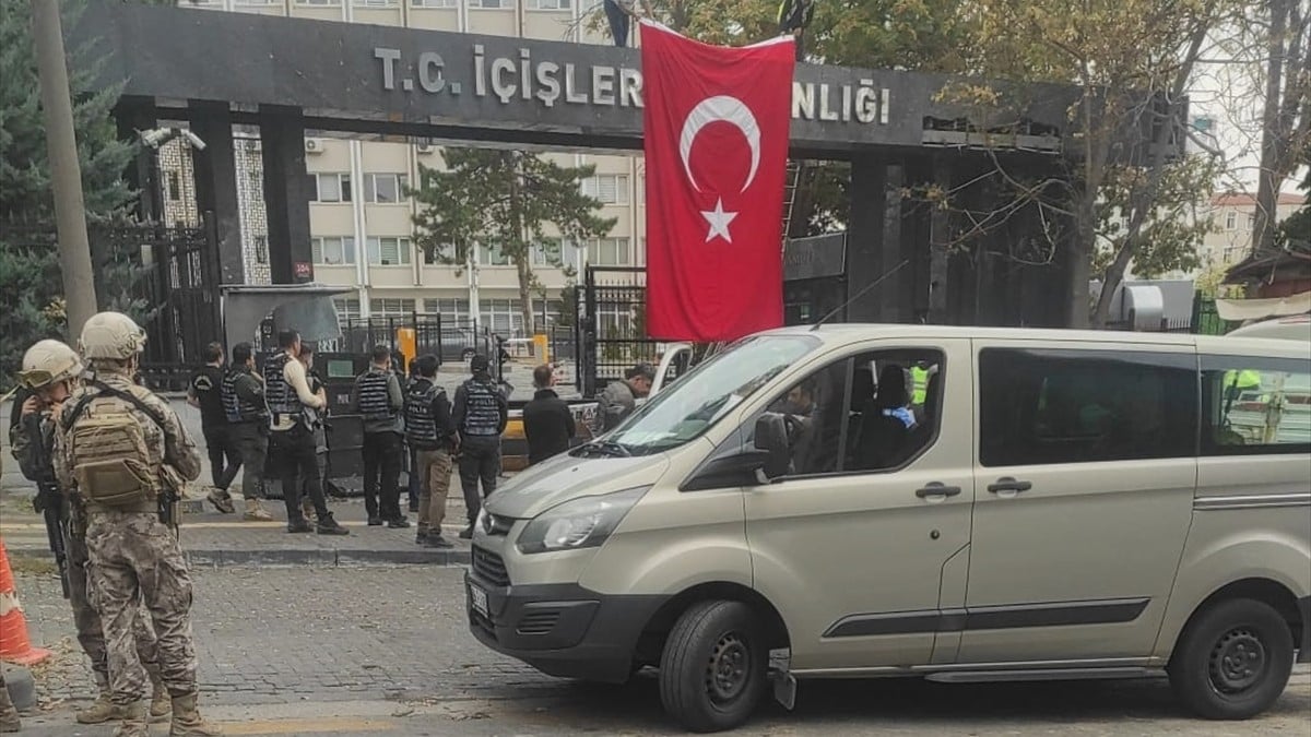 Ankara’da hain saldırının yapıldığı noktaya Türk bayrağı asıldı