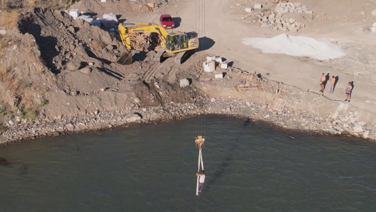 Ankara’da işçiler vinçle sörf yaptı: Tehlikeli anlar kameraya yansıdı