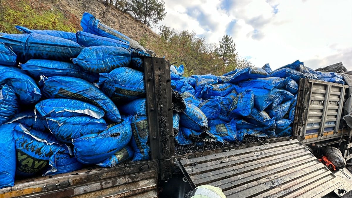 Ankara’da kömür yüklü kamyon alevlere teslim oldu