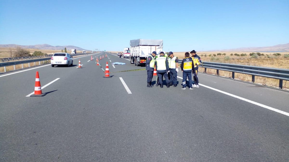 Ankara’da otoyola inen tır şoförü, otomobilin çarpmasıyla can verdi