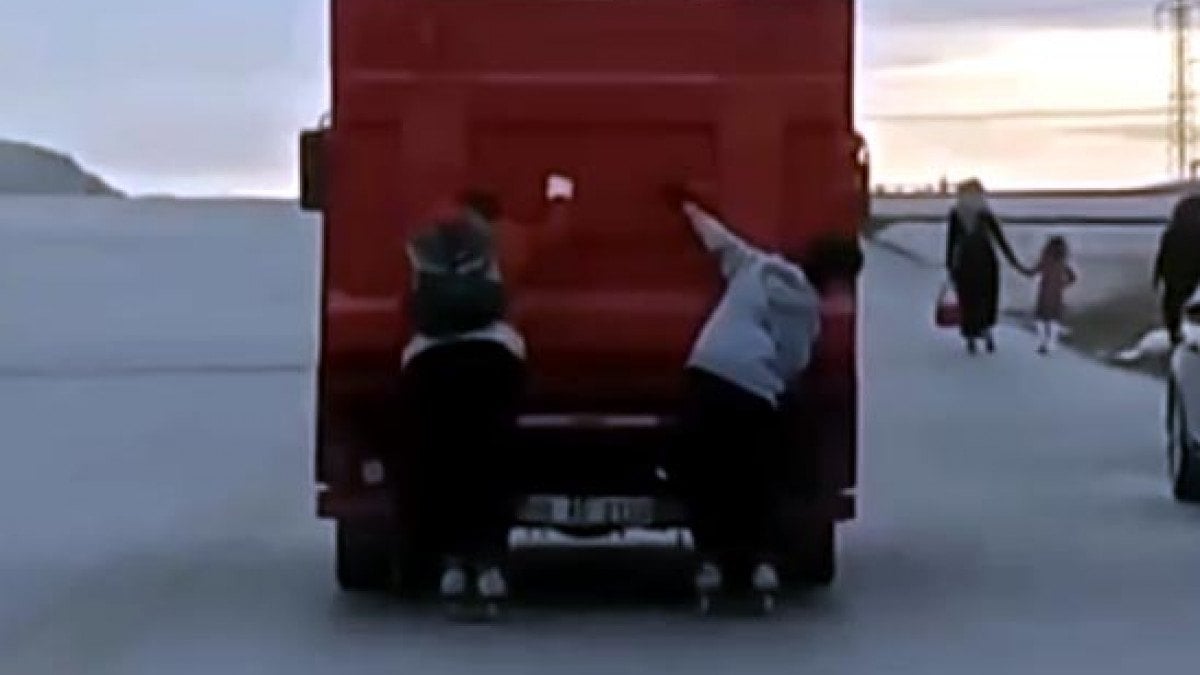 Ankara’da patenli gençler kamyonetin kasasına asıldı! Çocuklardan biri düşerek ölümden döndü