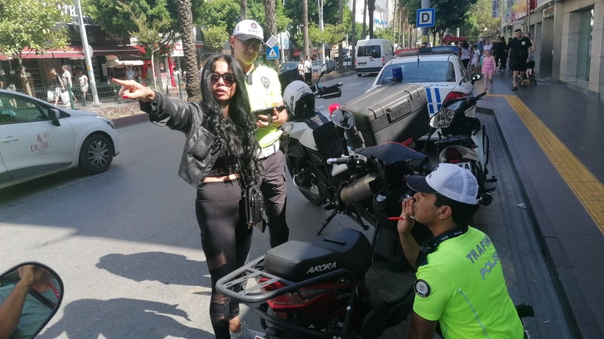Antalya’da ceza yazılan kadın sürücü polislere taşkınlık çıkardı