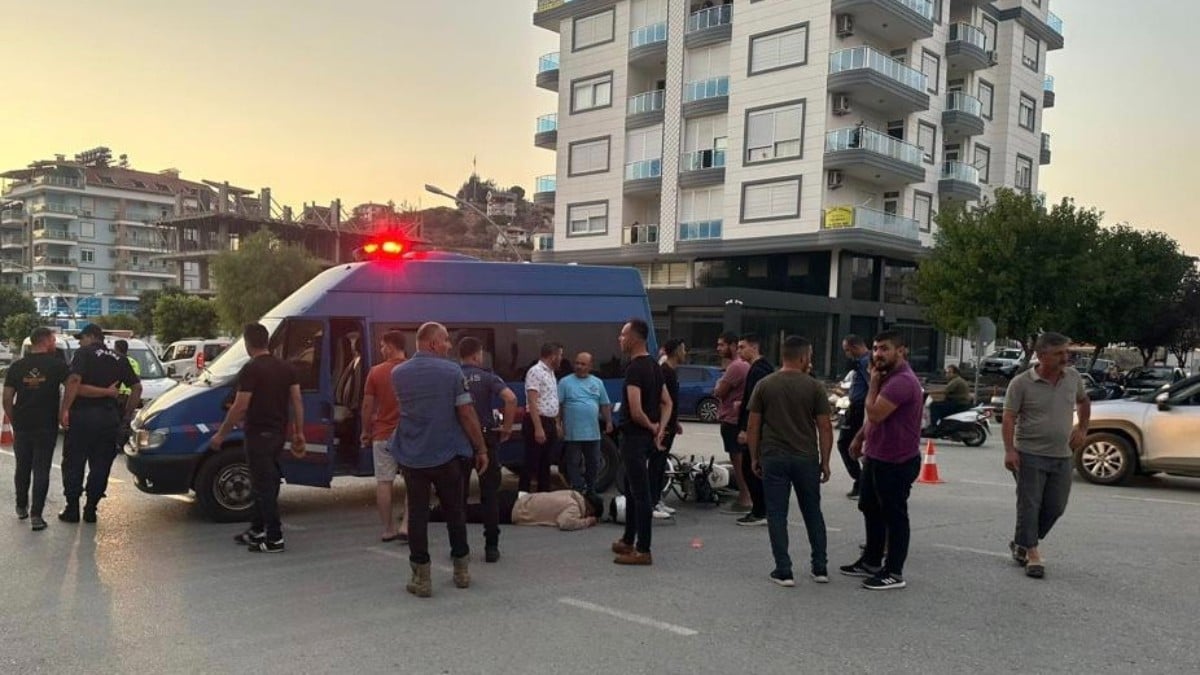 Antalya’da jandarma aracı ile motosiklet çarpıştığı kazada 1 kişi yaralandı