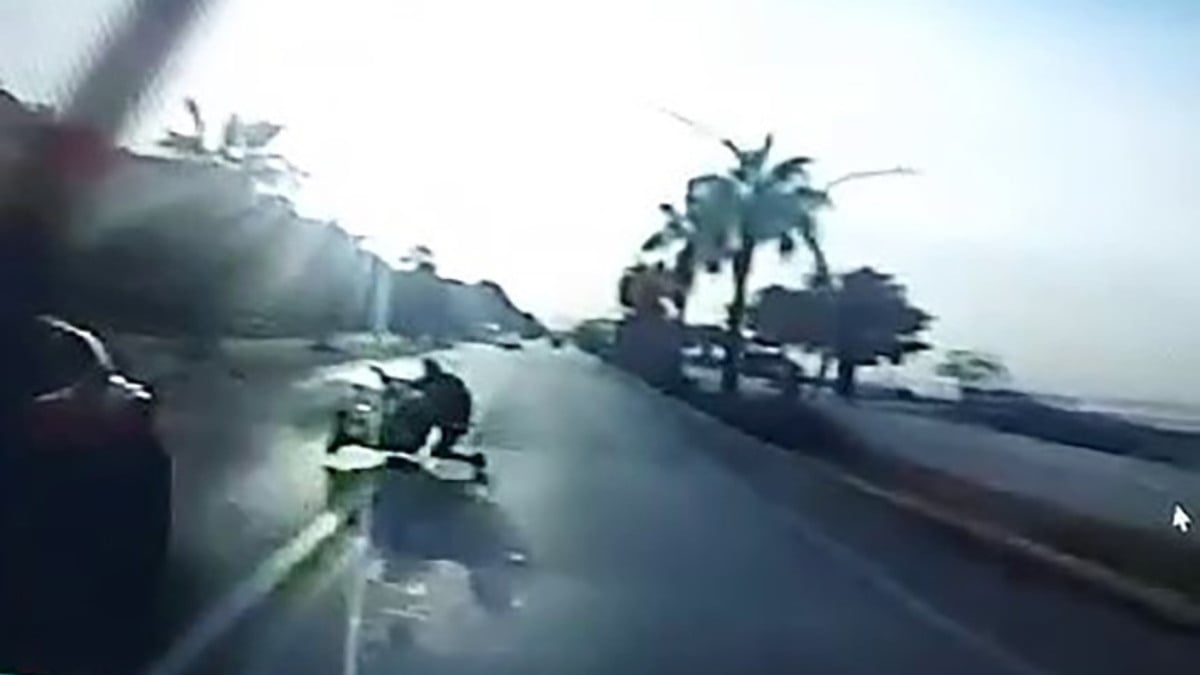 Antalya’da kontrolden çıkan motosikletli, otobüsün altına girdi! İşte o an…