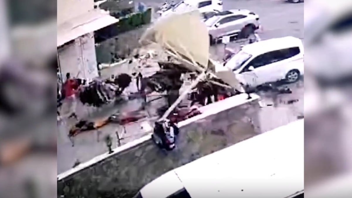 Antalya’da kuvvetli rüzgar, dükkanın önündeki giysileri uçurdu