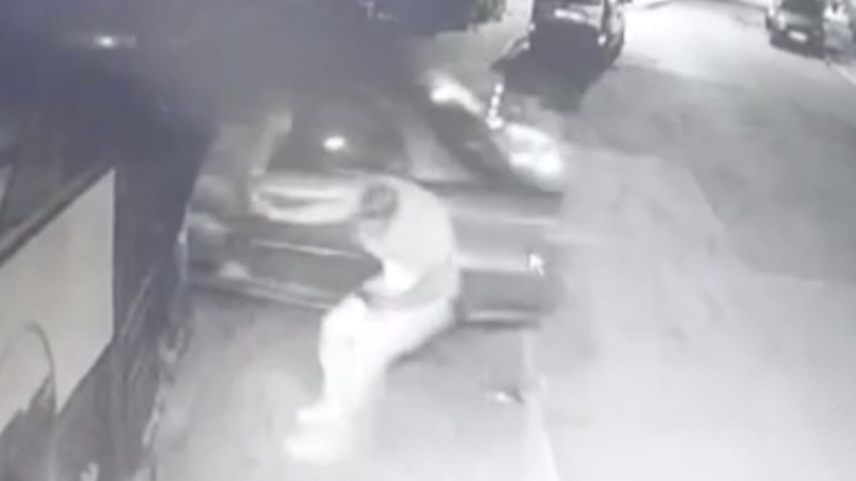 Antalya’da oğluyla tartışınca hızla uzaklaşmak istedi! Durdurmak isteyen genç sıkışmaktan kılpayı kurtuldu