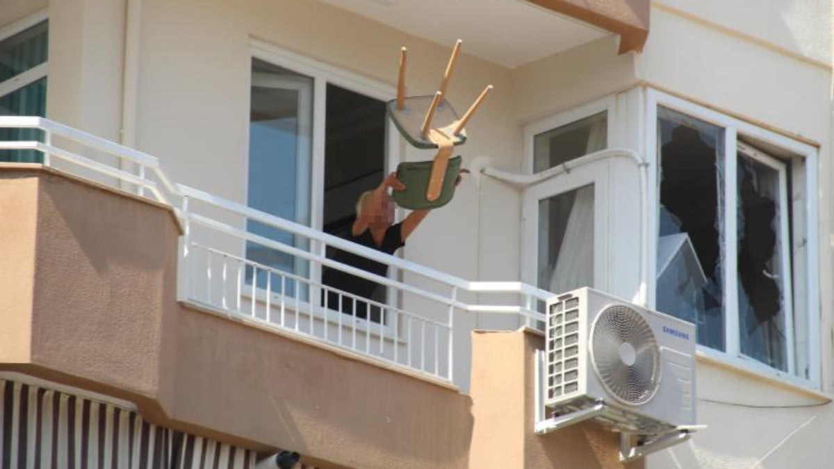 Antalya’da sinir krizi geçirdi! Evde ne varsa pencereden aşağıya attı