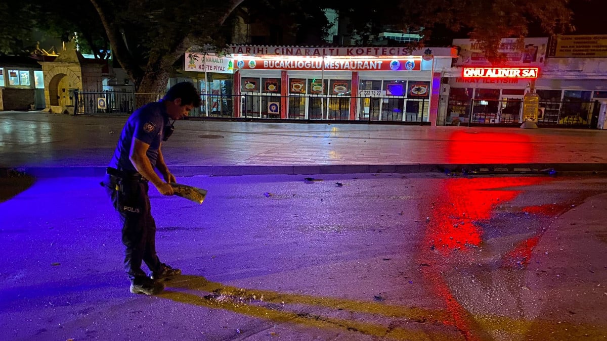 Antalya’da trafik kazası! Polis dökülen akaryakıta karşı elleriyle önlem aldı…
