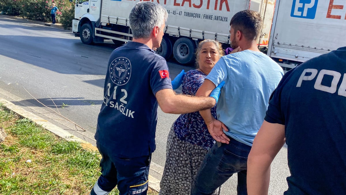 Antalya’da yakının ayakta olduğunu görünce öpücük dağıttı