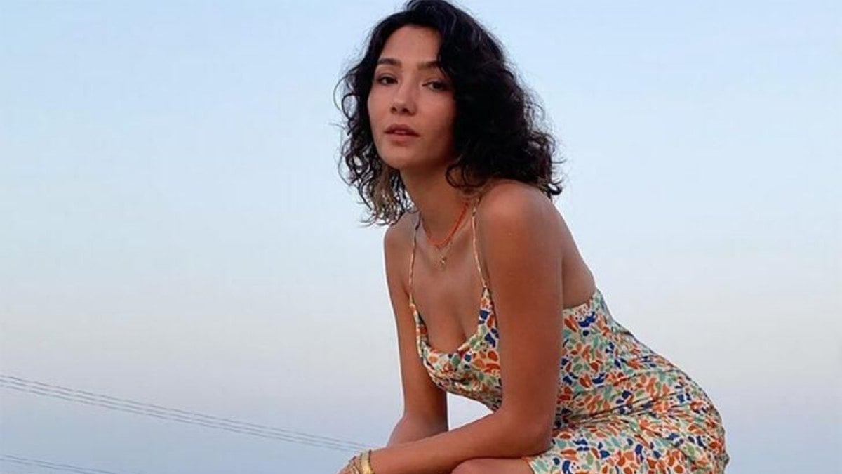 Aybüke Pusat’ın cesur pozları sosyal medyayı salladı! ‘Güzelliğin şaka mı?’
