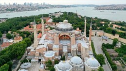 Bakan Ersoy duyurdu: Ayasofya Camii yabancı turistlere ücretli olacak