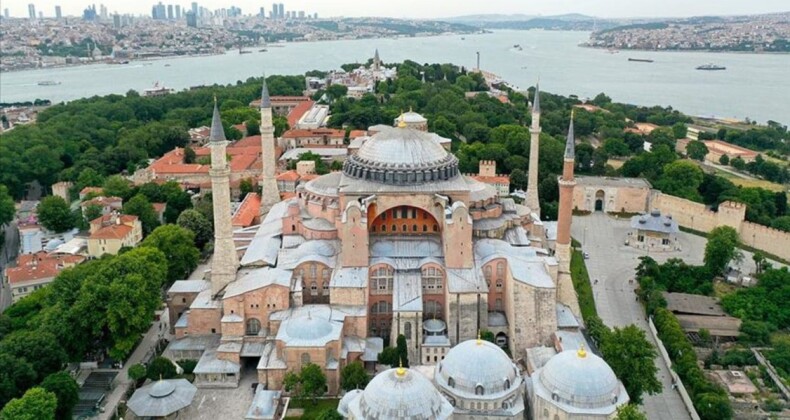 Bakan Ersoy duyurdu: Ayasofya Camii yabancı turistlere ücretli olacak