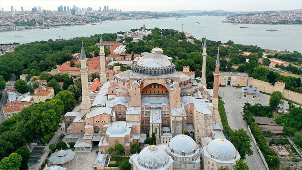Bakan Ersoy duyurdu: Ayasofya Camii yabancı turistlere ücretli olacak