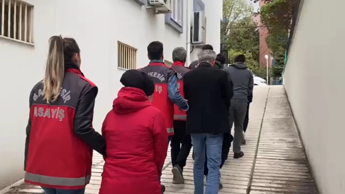 Balıkesir’de vatandaşları FETÖ bahanesiyle 12 milyon TL dolandırdılar