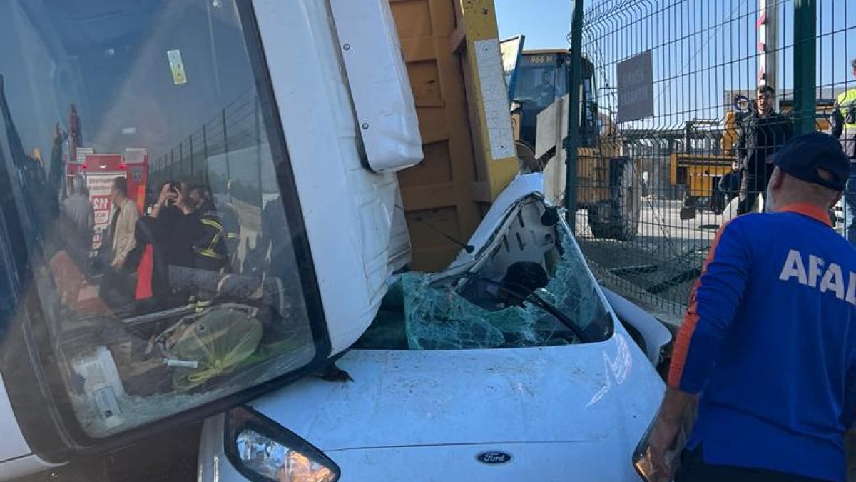 Batman’da kamyonun üzerine devrildiği aracın sürücüsü öldü