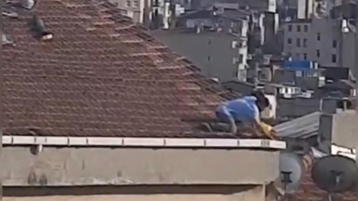 Beyoğlu’nda ölümle burun buruna çatı tamiri