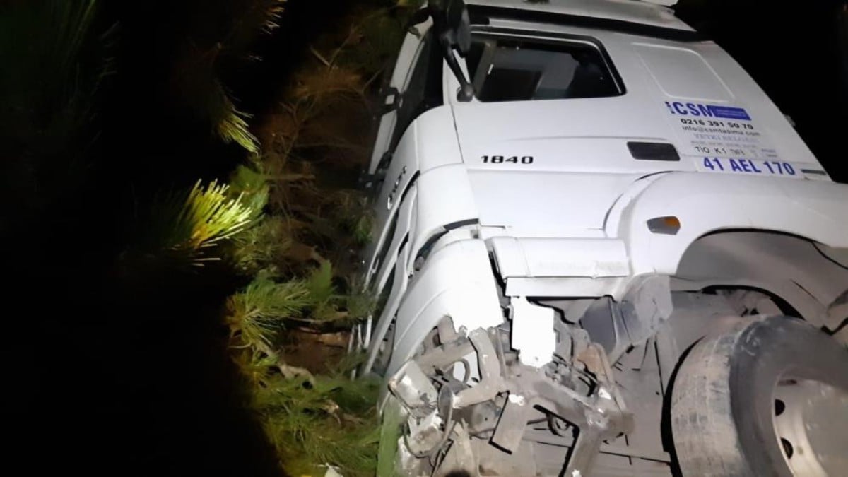 Bolu’da tırın uçurumdan yuvarlanmasını dorsesi engelledi