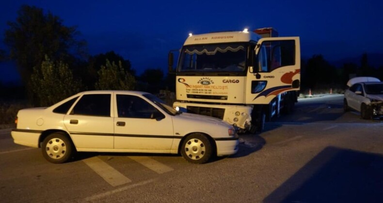 Burdur’da arızalı otomobil bir anda çalıştı: 3 araç birbirine girdi