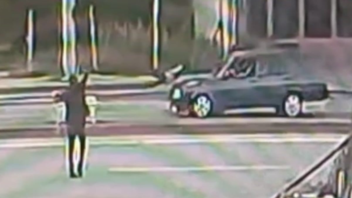 Bursa’da 2 yaşındaki çocuğa otomobilin çarptığı anlar kameraya yansıdı