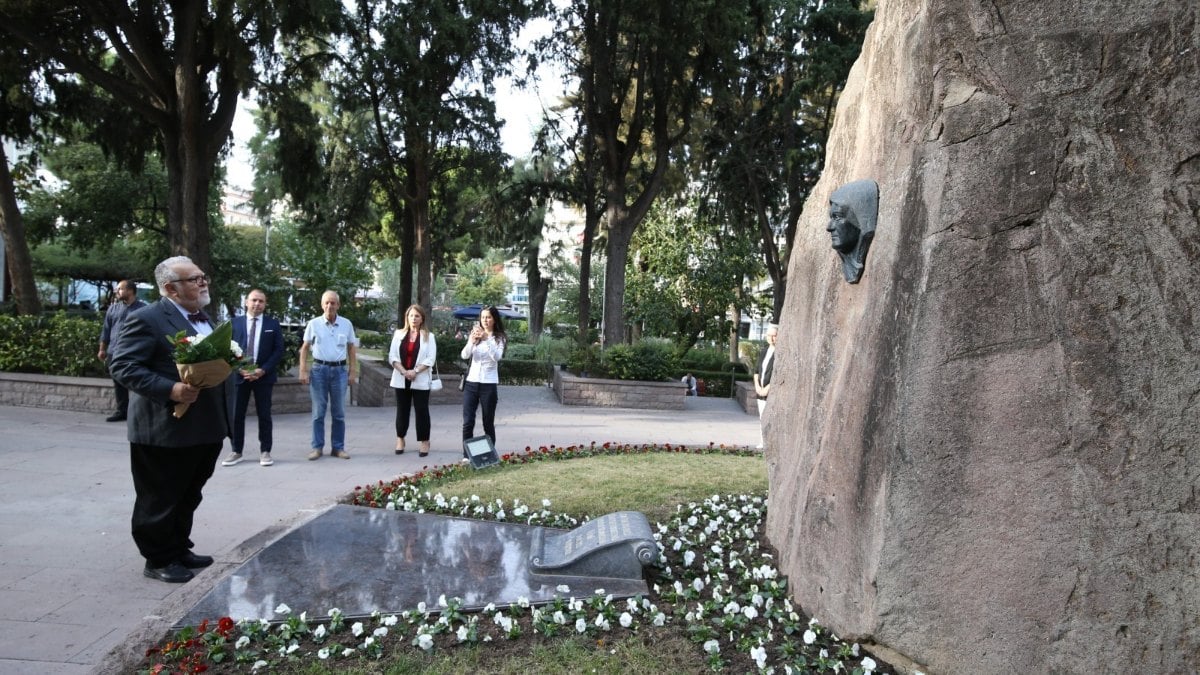 Celal Şengör, Zübeyde Hanım anıtıyla konuştu