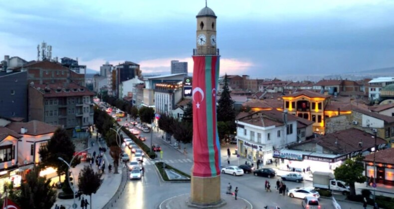 Çorum Saat Kulesi’ne kardeşlik bayrağı asıldı