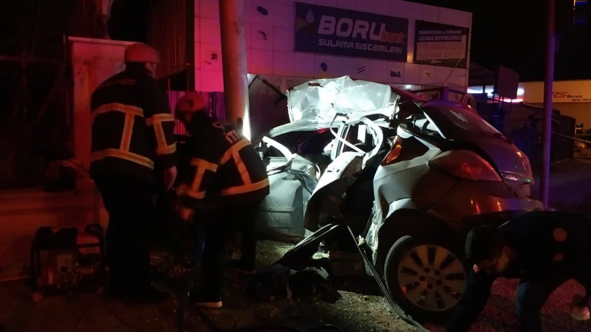 Çorum’da otomobil reklam panosu direğine çarptı: 3 ölü