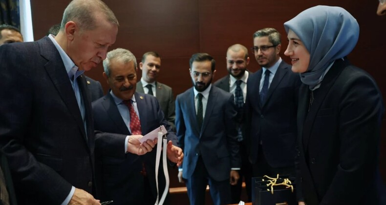 Cumhurbaşkanı Erdoğan, AK Parti kongresi için delege kartını teslim aldı