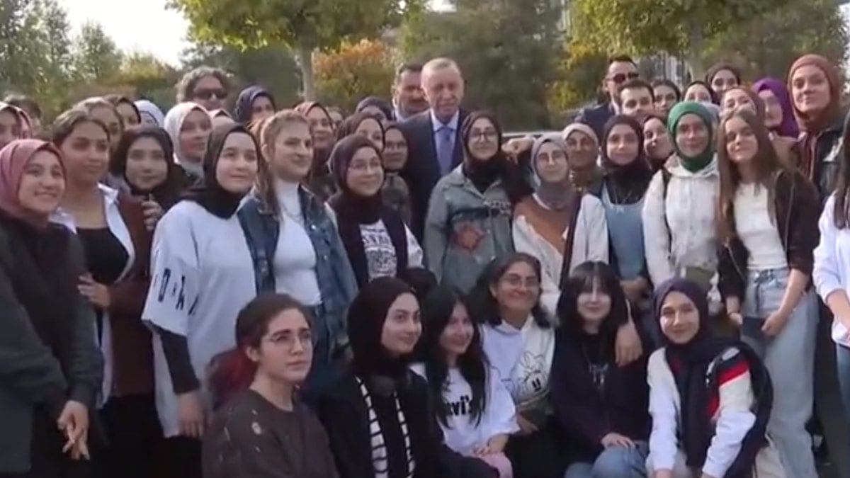 Cumhurbaşkanı Erdoğan gençlerle sohbet edip kitap hediye etti