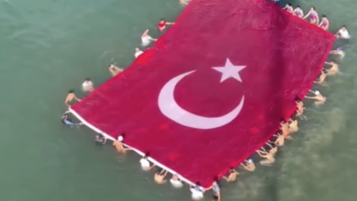 Cumhuriyet kutlamaları: Denizde 123 metre Türk bayrağı açıldı