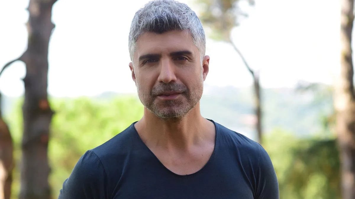 Cumhuriyeti kutlamayan Özcan Deniz yuhalandı: Çatal bıçakla protesto edildi!