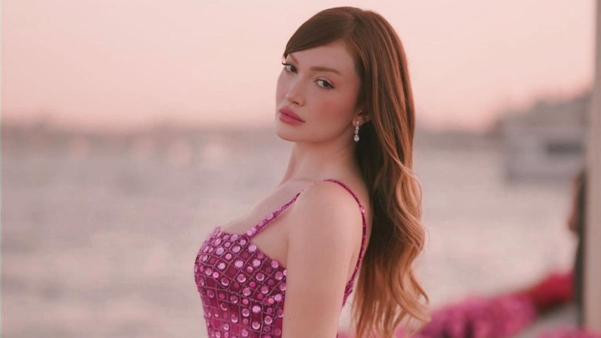 Danla Biliç ve Çakal’dan aşk pozları! Kucağına oturup öpücük aldı…