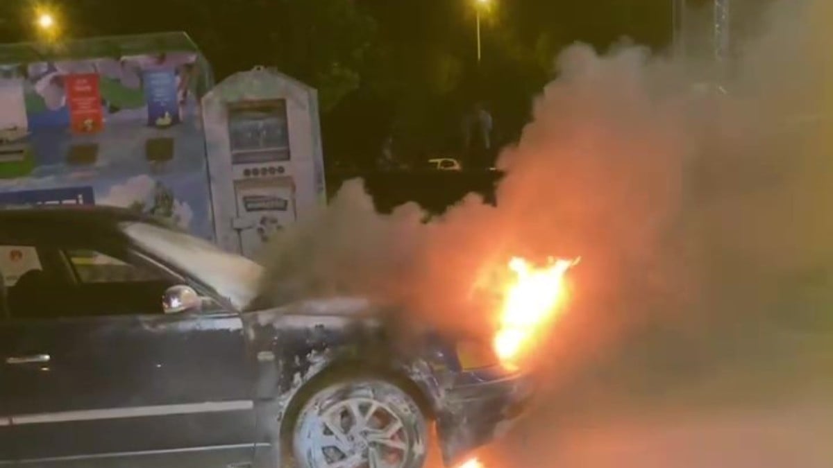 Denizli’de aracını yanmaktan esnaf kurtardı