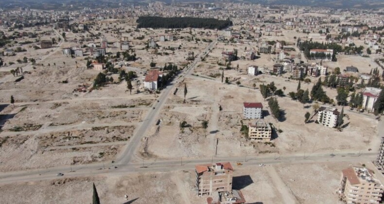 Depremin vurduğu Hatay’da binlerce binanın yerini araziler aldı