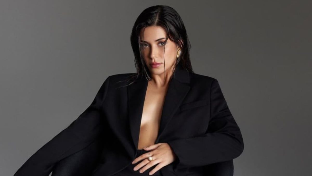 Devrim Özkan deri kostümüyle sere serpe uzandı! ‘Torreira bunu beğendi’