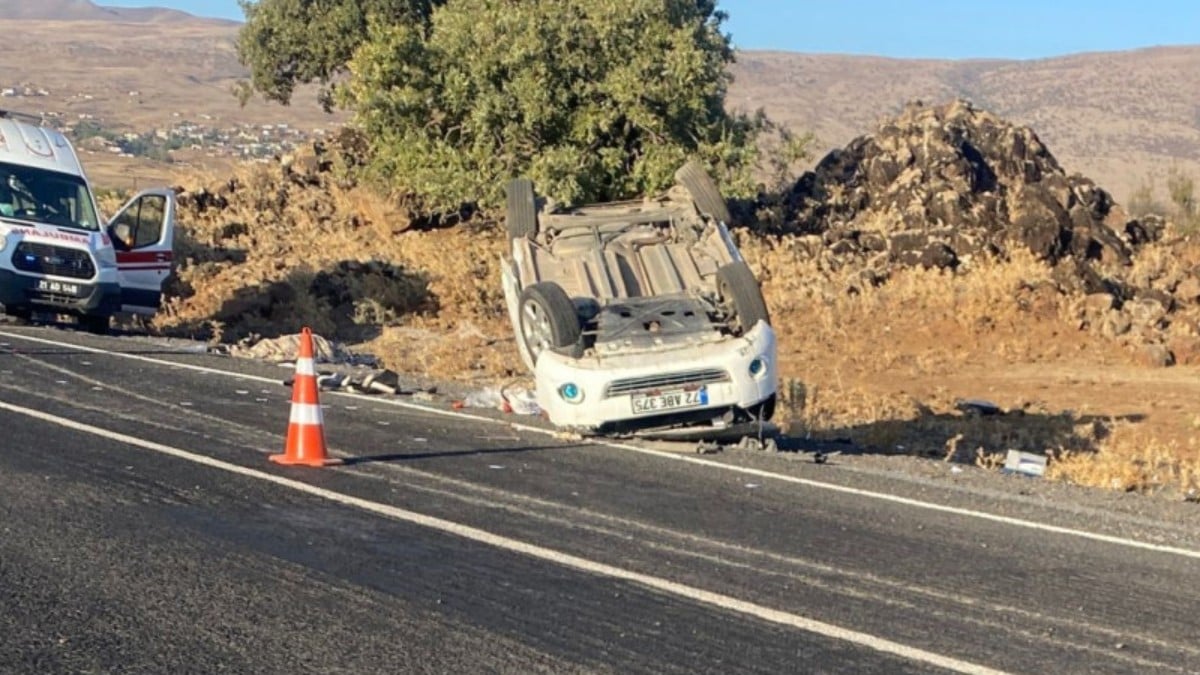 Diyarbakır’da kontrolden hafif ticari araç takla attı: 3 ölü, 2 yaralı