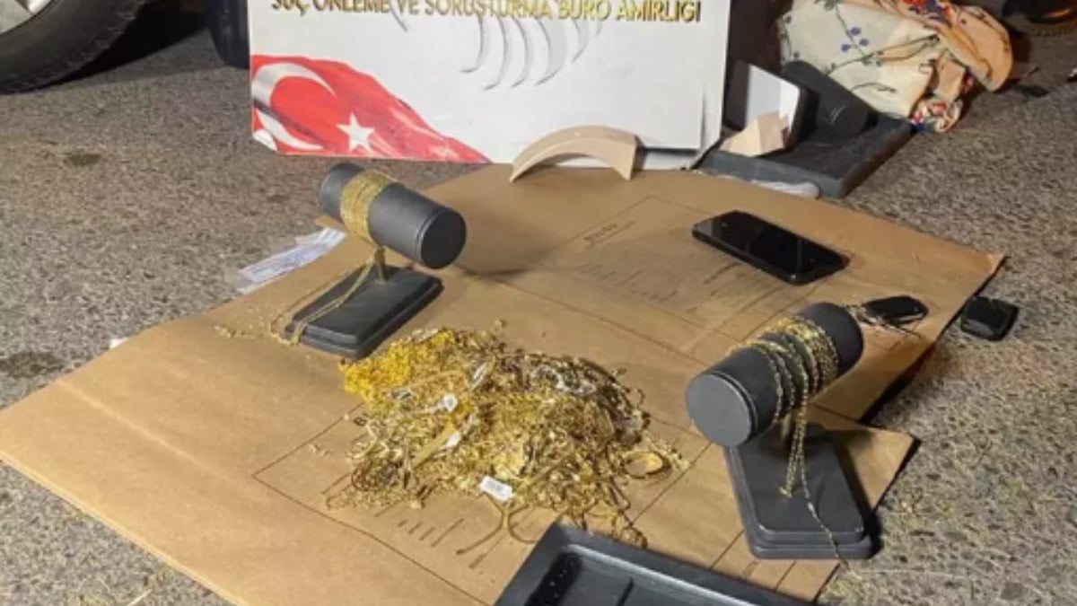 Dört şüpheli İzmir’de kuyumcuyu soyup 15 dakika sonra yakalandı