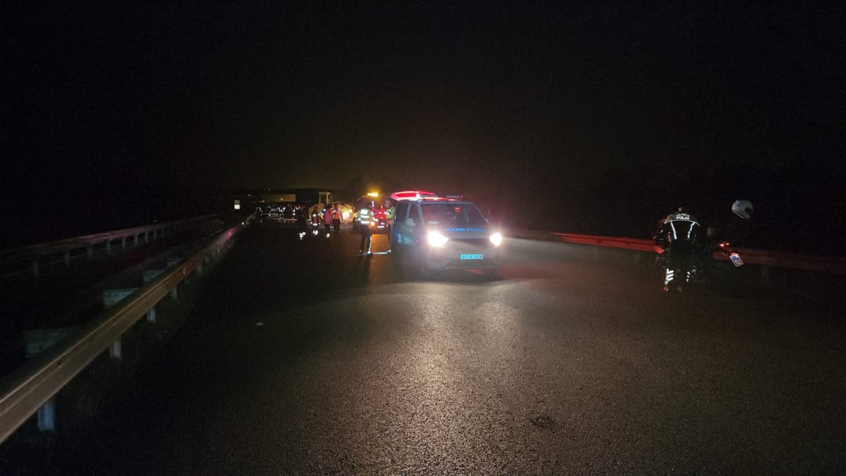 Düzce’de iş makinesine çarpan motosikletteki 2 genç öldü